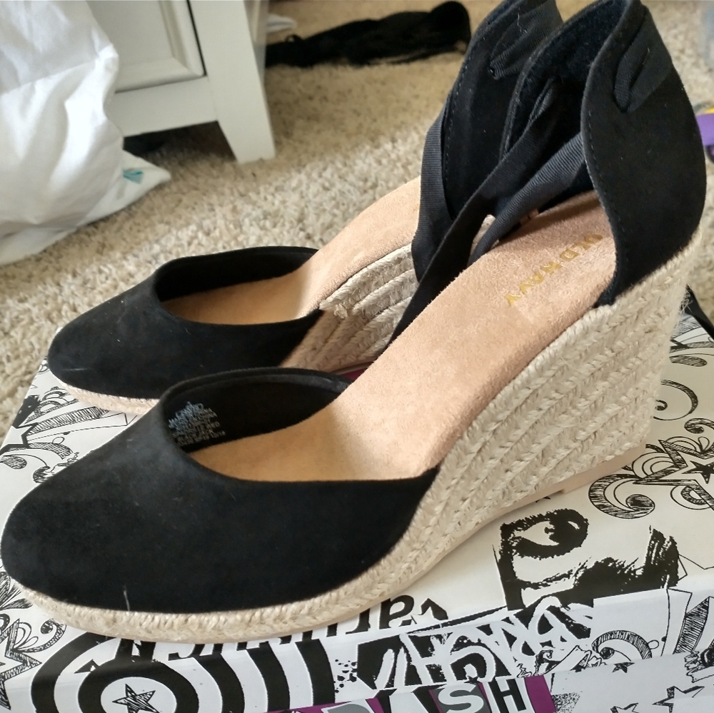 Black Wedges
